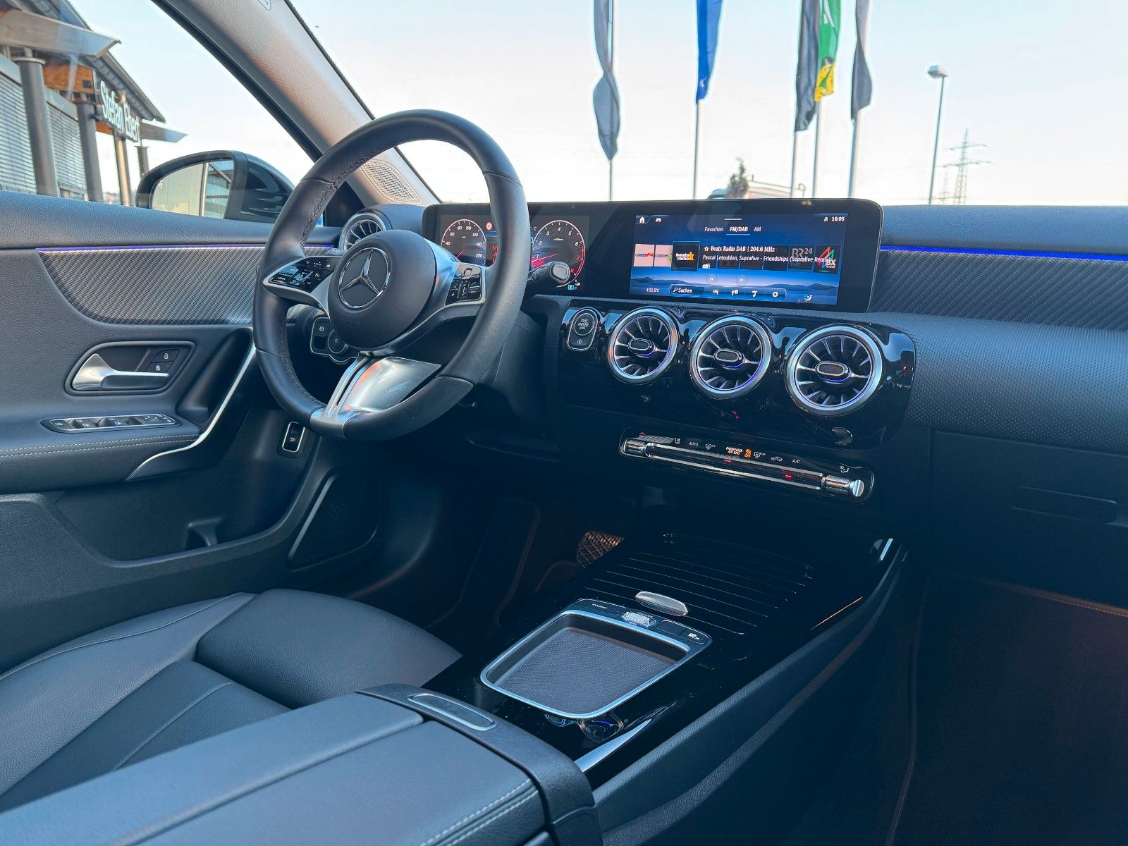 Fahrzeugabbildung Mercedes-Benz A 180 Pano+Ambiente+MBUX+Keyless+Leder+AMG18`