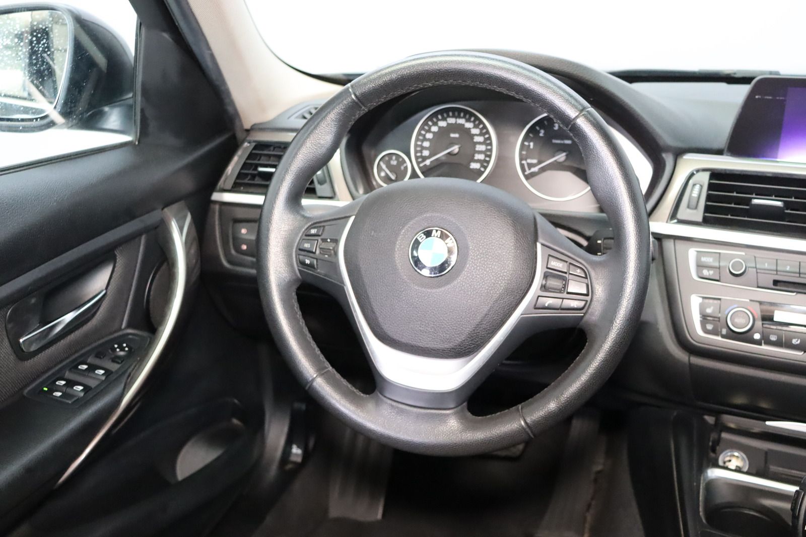 Fahrzeugabbildung BMW 320 i Modern Line Navi * Bi-Xenon * PDC