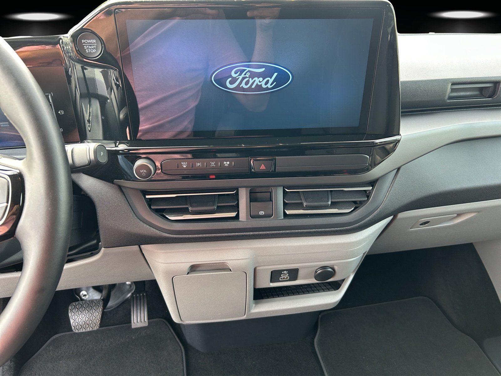 Fahrzeugabbildung Ford Tourneo Custom Titanium 320 L2 EcoBlue Automatik