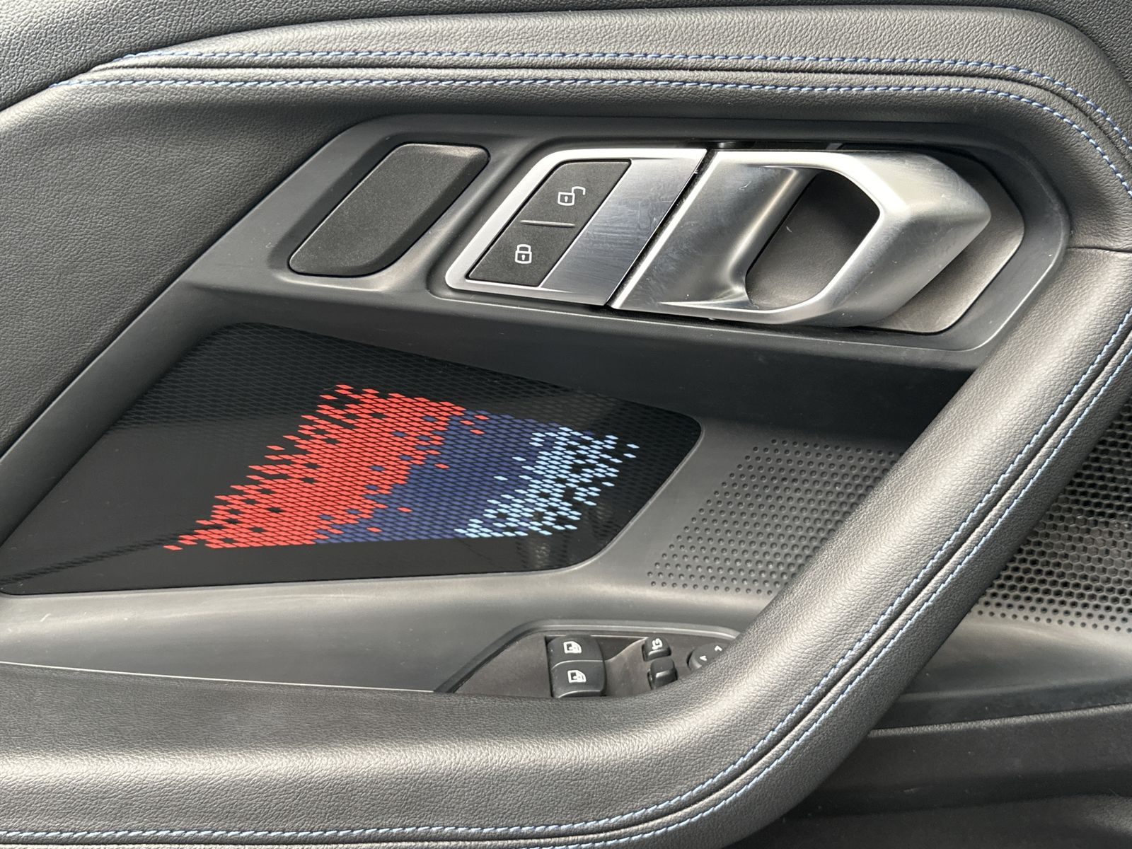 Fahrzeugabbildung BMW 220i Coupé M-Sport NAV+LED+PANO+VCOCK+DA+KAM+2HD