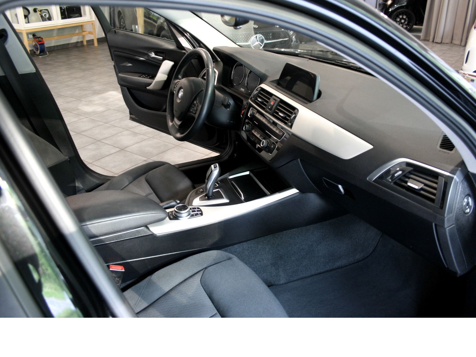 Fahrzeugabbildung BMW 118i Advantage *4-Türer*Schiebedach*PDC*Navi