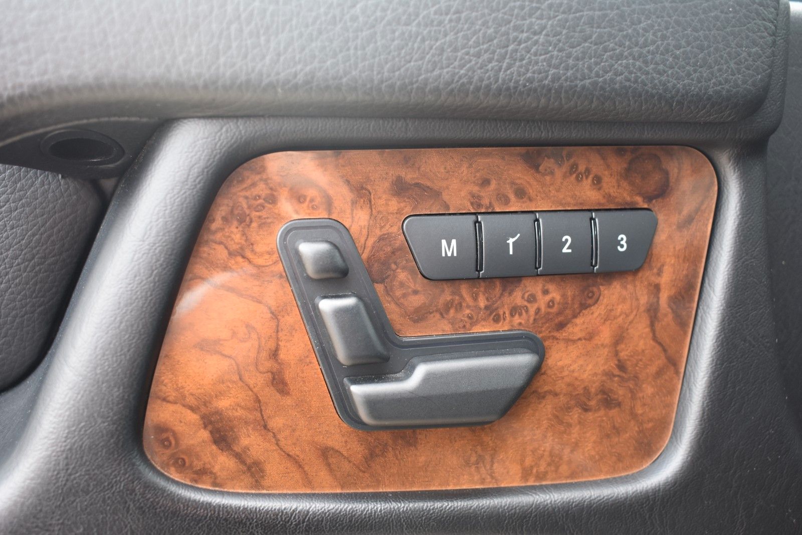 Fahrzeugabbildung Mercedes-Benz G 500 V8 1.HAND/AHK/SD/LEDER/KAMERA/TOTWINKEL