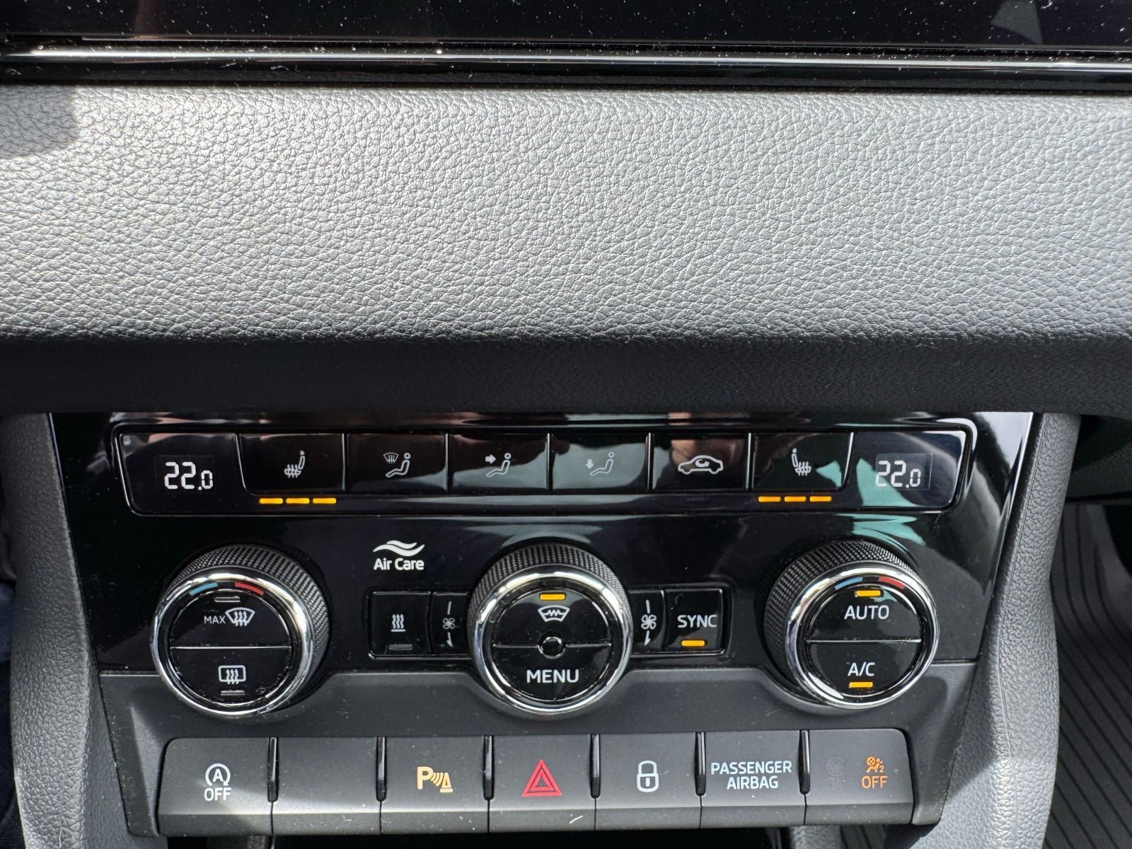 Fahrzeugabbildung SKODA Karoq Clever 4x4 TDI DSG*AHK*StHz**Pano*eHeck