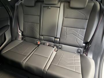 2026 BMW IX1 缩略图 16