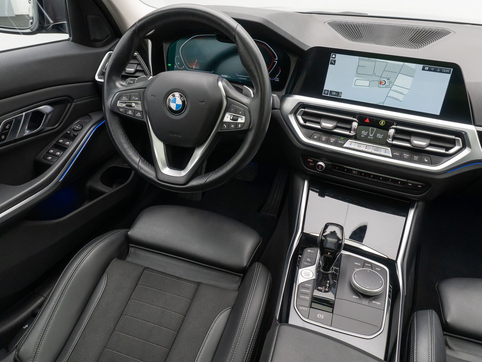 Fahrzeugabbildung BMW 330i xD SportLine Panorama DAB HiFi AHK Komfort