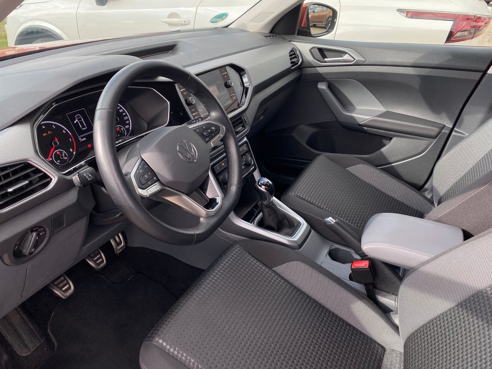 Fahrzeugabbildung Volkswagen T-Cross 1.0 Active KLIMA+2xPDC+NAVI+SHZ+AHK