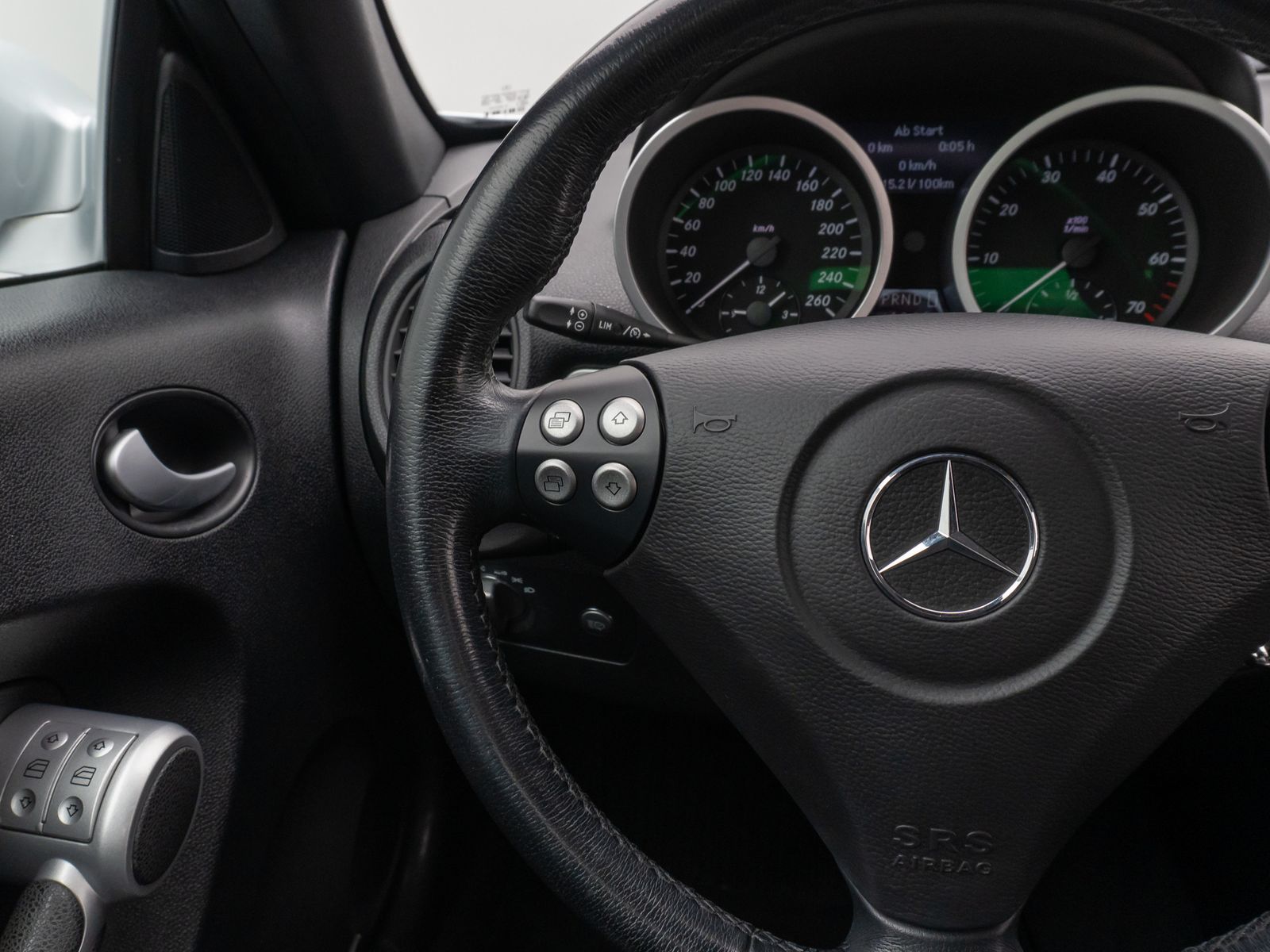 Fahrzeugabbildung Mercedes-Benz SLK 350 Airscarf Navi Sitzhzg Xenon PDC Sport