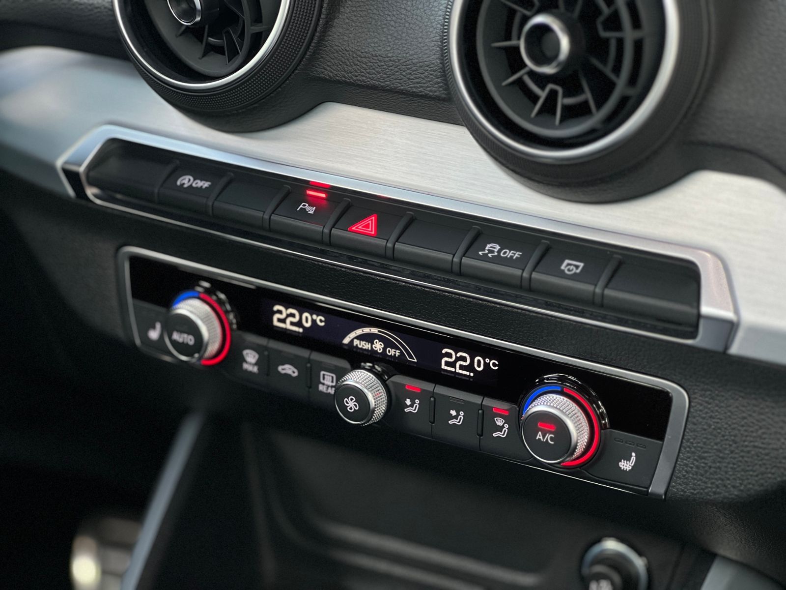 Fahrzeugabbildung Audi Q2 35 TFSI S-Tronic S Line PANO SHZ LED NAVI