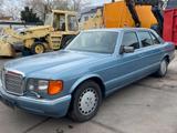 Mercedes-Benz 560 SEL - blaue Mercedes-Benz 560