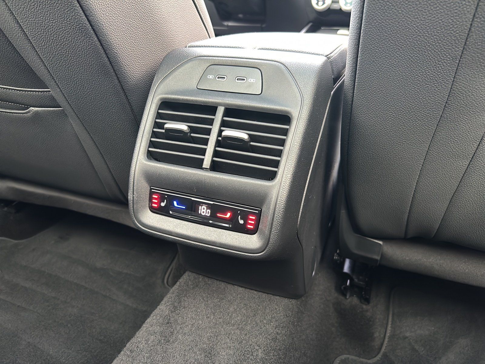 Fahrzeugabbildung SKODA Superb 1.5 TSI iV Sportline/PANO/AHK/HUD/ACC/360