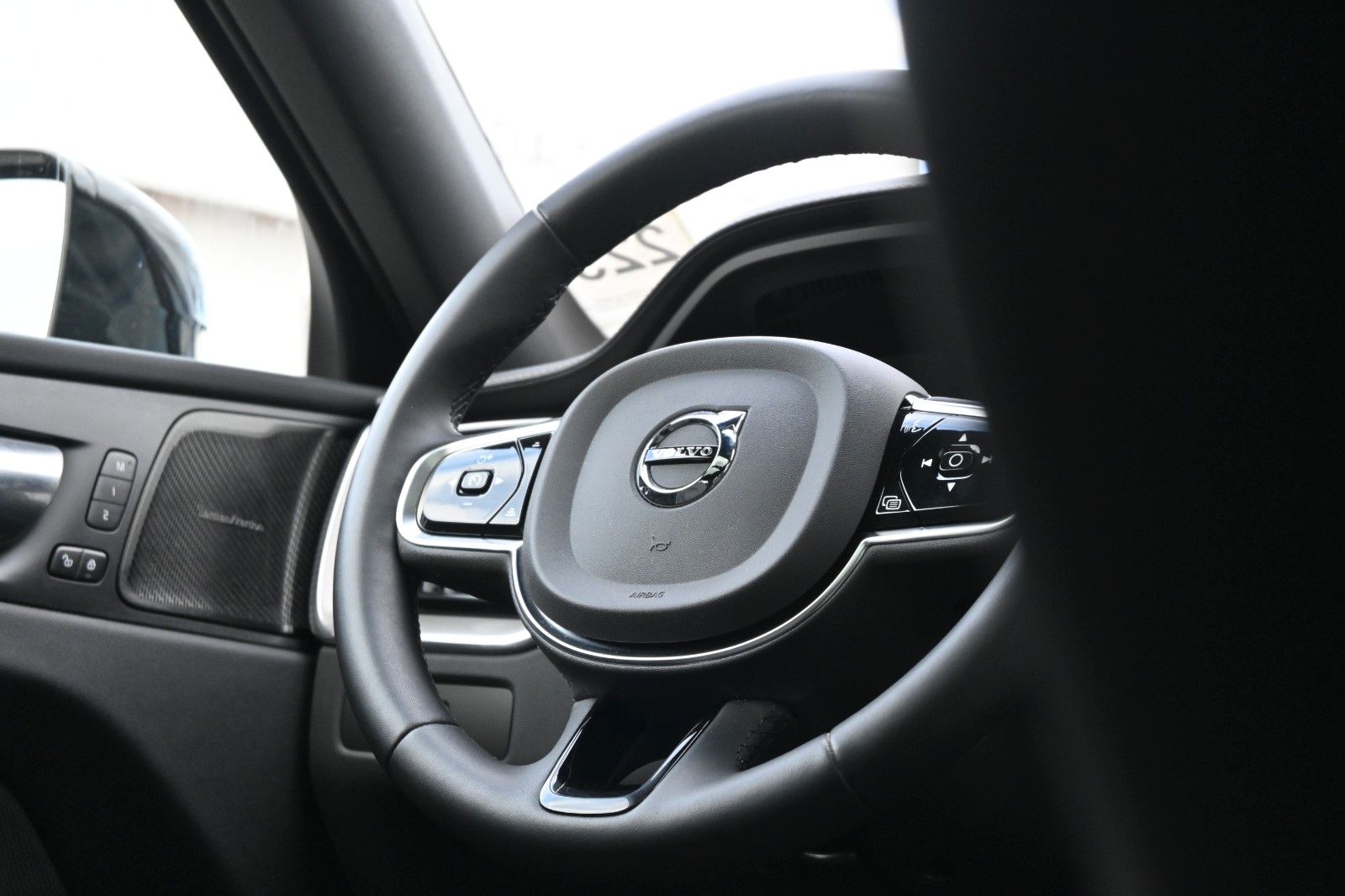 Fahrzeugabbildung Volvo XC60 B4 Ultimate Dark AWD*LUFT*360°*SDTHZG*LED