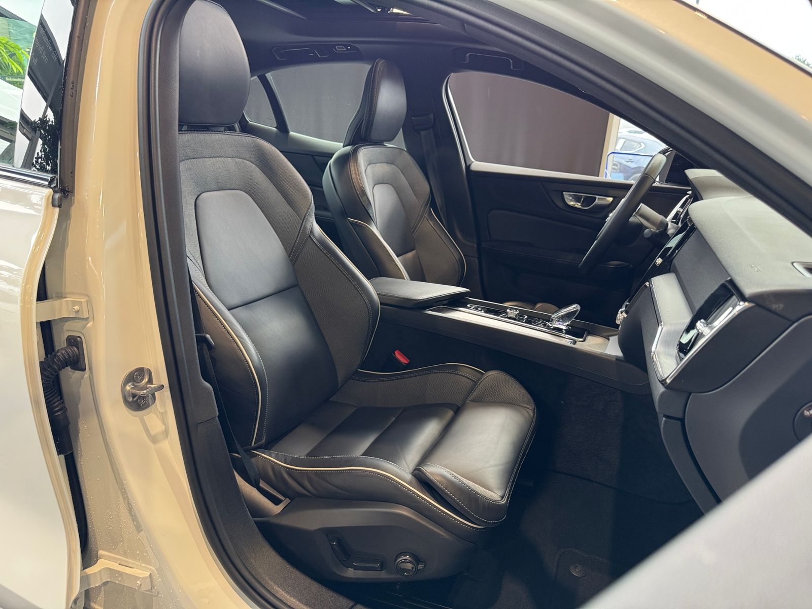 Fahrzeugabbildung Volvo S60 Lim. Plus Dark PANO 360° H/K LED