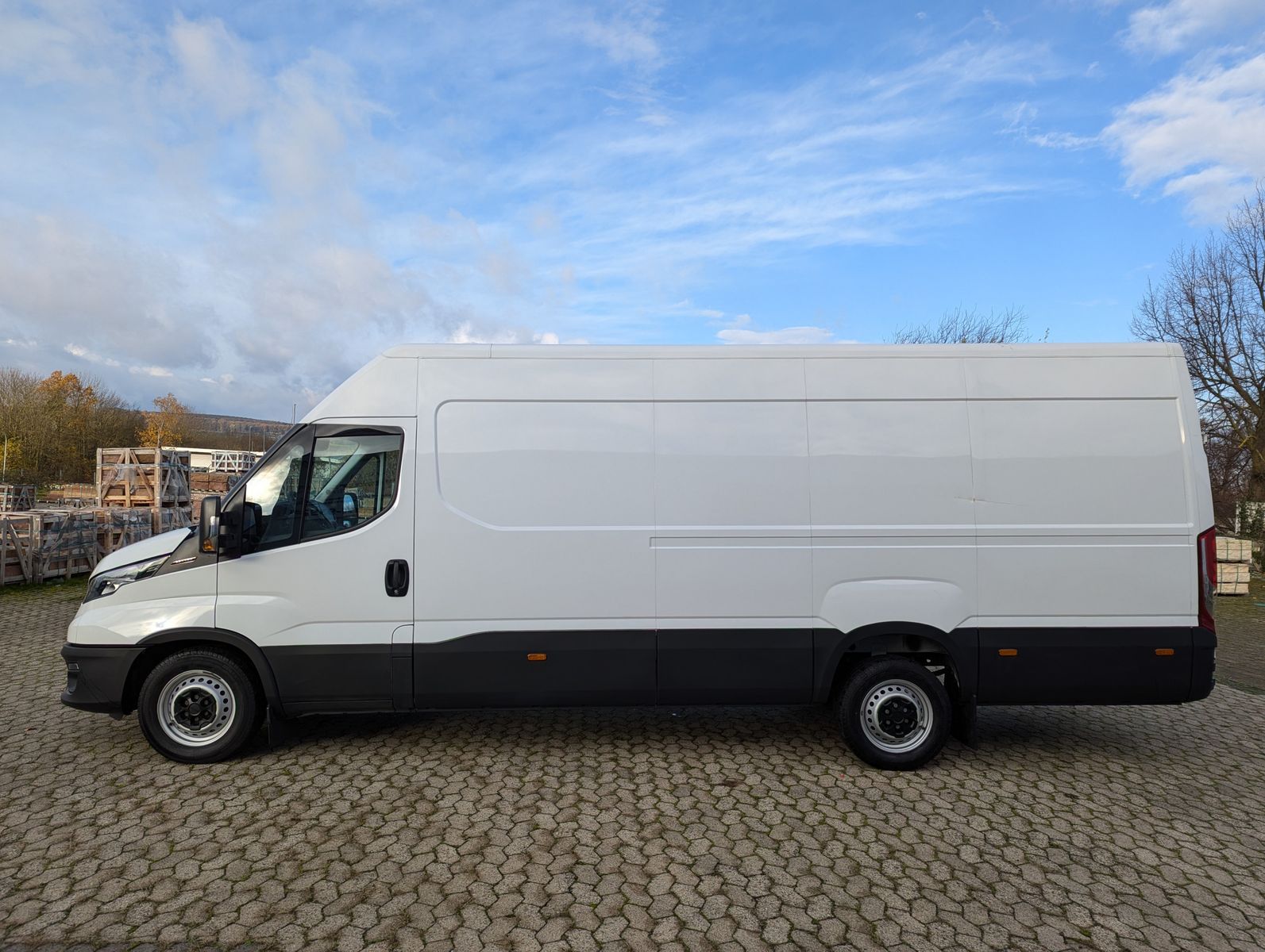 Fahrzeugabbildung Iveco Daily 35S18V4100L 3.0L Dach/Holzboden Kamera Kli