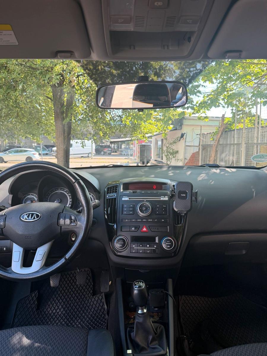 Kia cee'd 2010 — photo 11