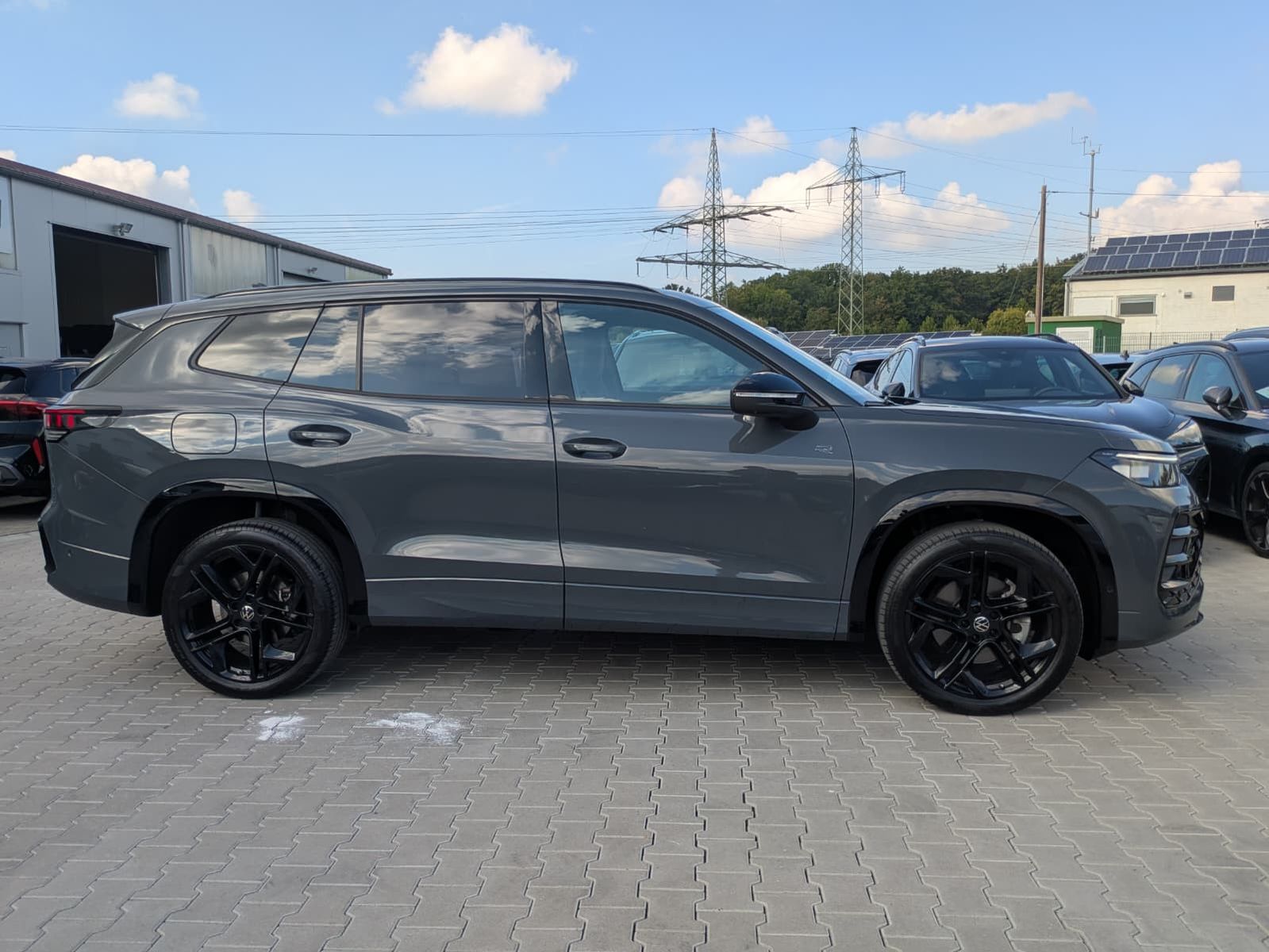 Fahrzeugabbildung Volkswagen Tayron 2.0 TDI 4M R-Line BLACK*7Si*MATRIX*PANO