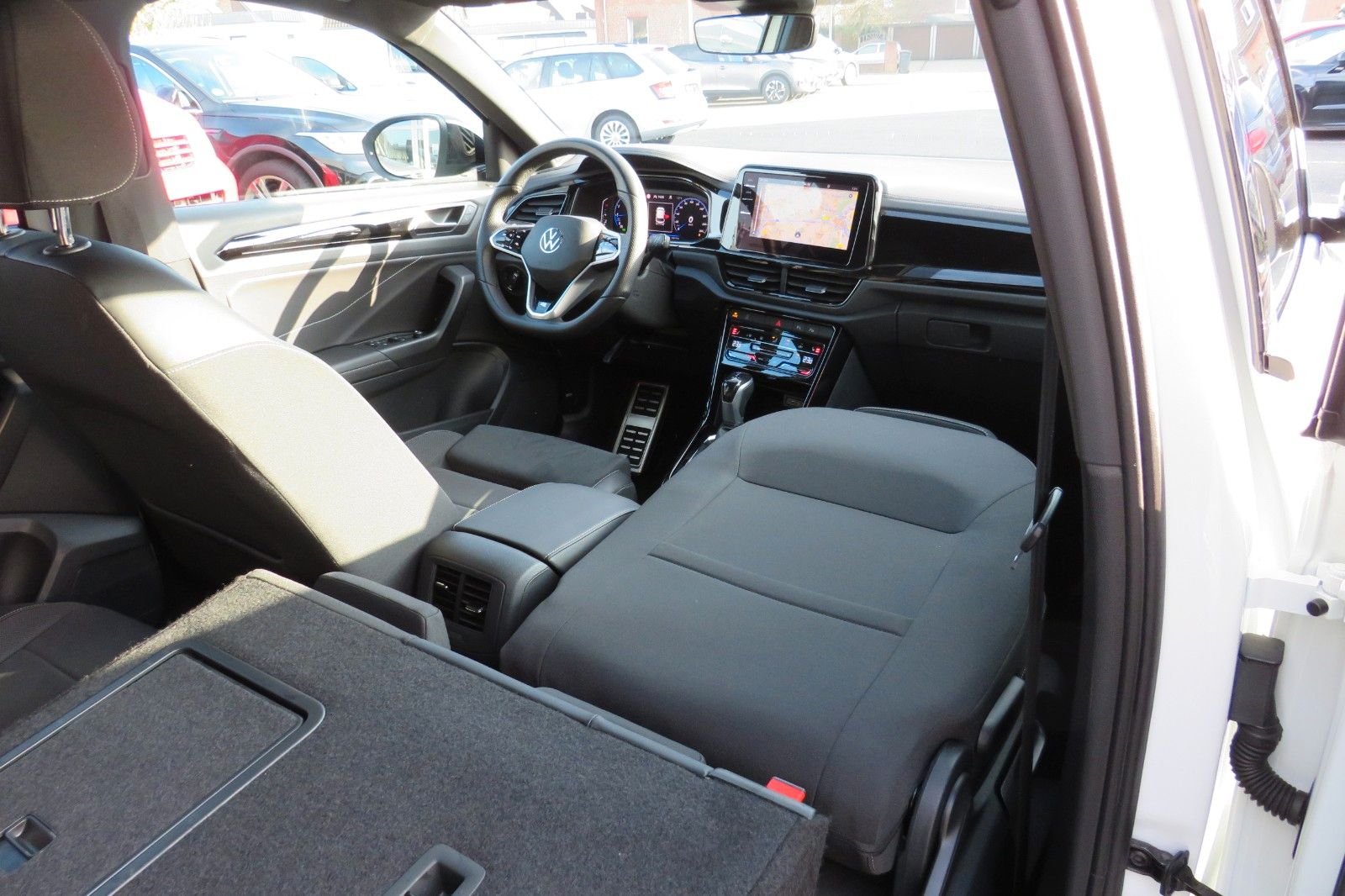 Fahrzeugabbildung Volkswagen T-Roc R-LINE AHK DCC ACC NAVI KAMERA 8-FACH 1.H