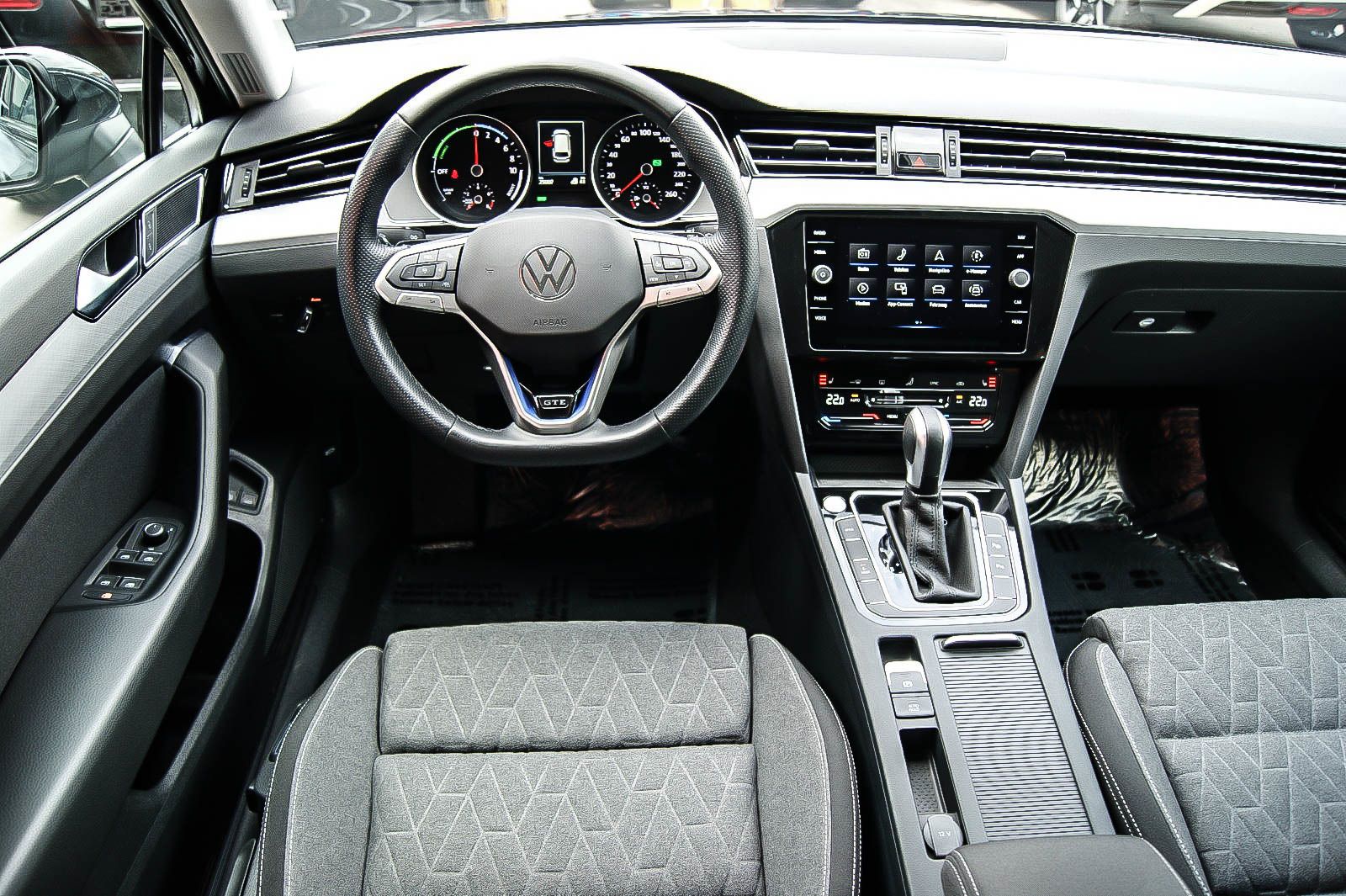 Fahrzeugabbildung Volkswagen Passat Variant GTE MATRIX-LED IQ.DRIVE ACC 1HAND