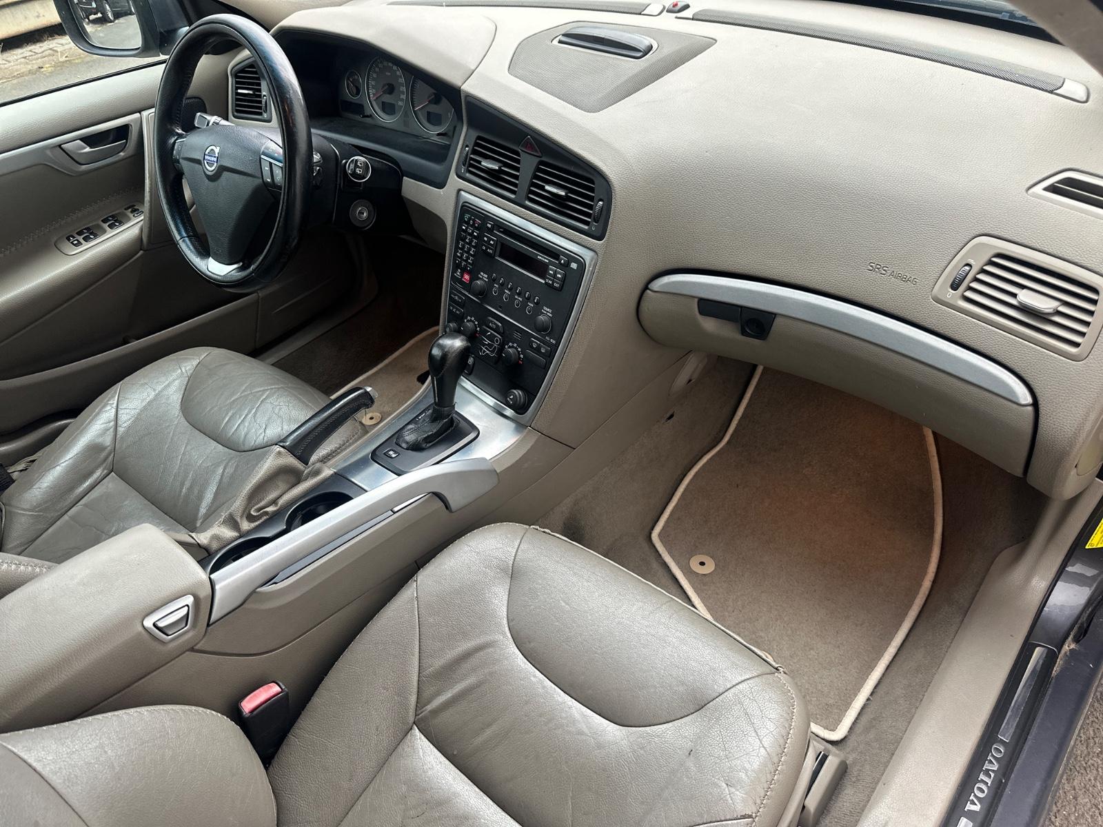 VOLVO XC70 D5 AWD 185 ch BVA 4X4 - ATTELAGE - CUIR - 260900 km