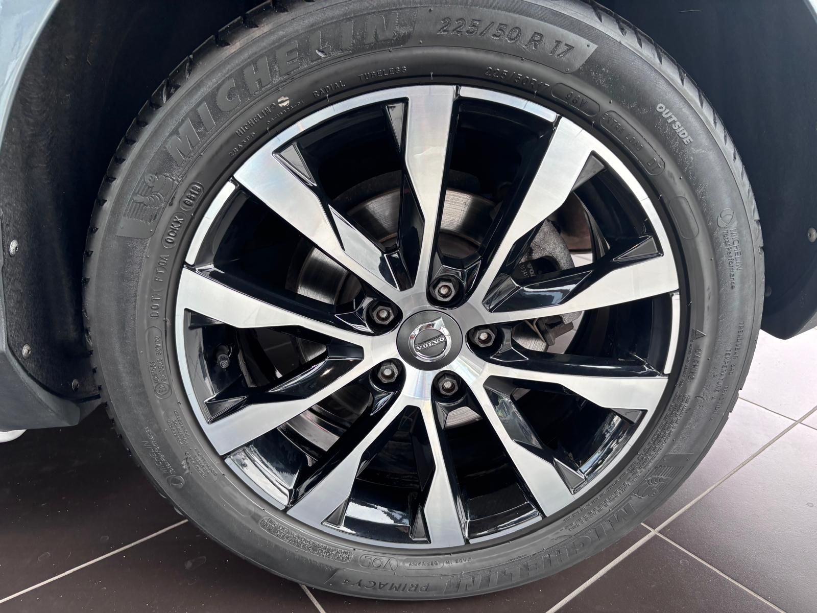 Fahrzeugabbildung Volvo V40 Cross Country Plus PANO ACC BLIS LED