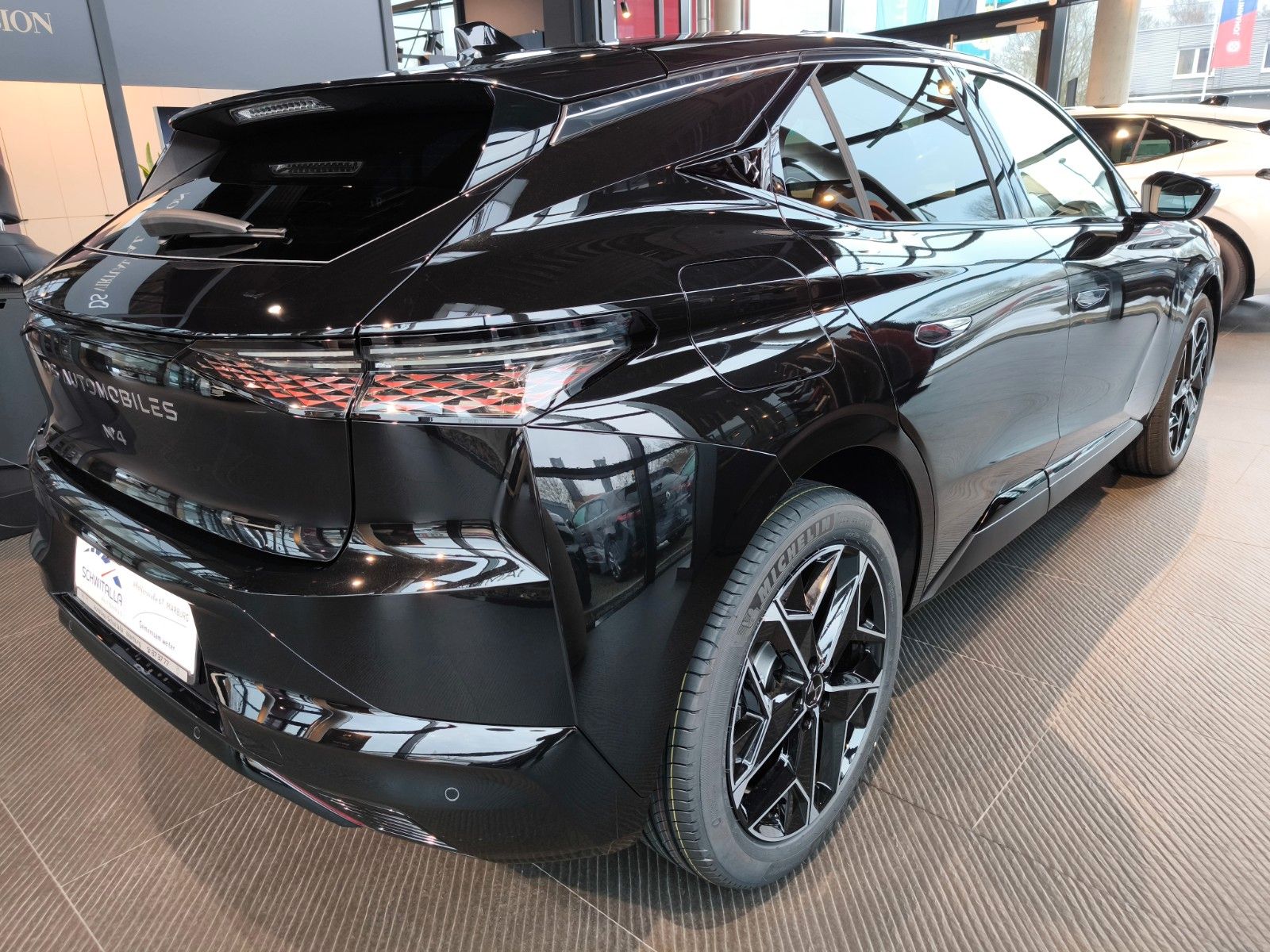 DS Automobiles N°4 ÉTOILE + Alcantara HYBRID 145 imagem 2