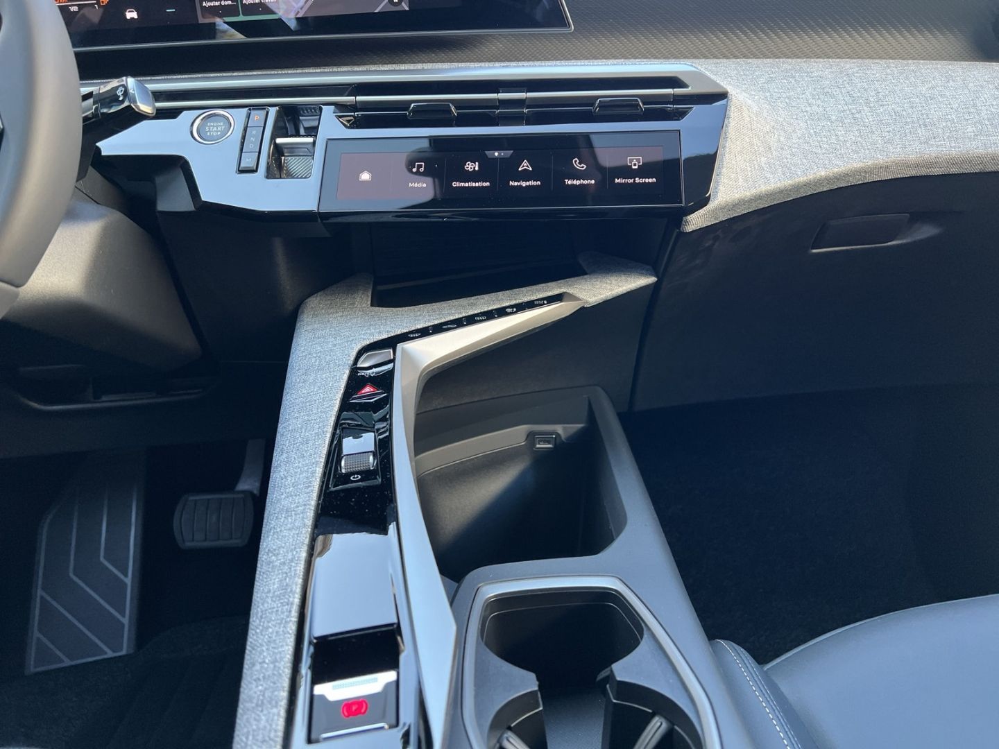 Fahrzeugabbildung Peugeot 3008 Allure HYBRID 145 e-DSC6  Navi AHK CarPlay