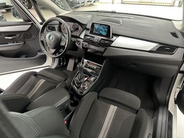Fahrzeugabbildung BMW 218d Navi Parkassistent HiFi LM Sportsitze LED