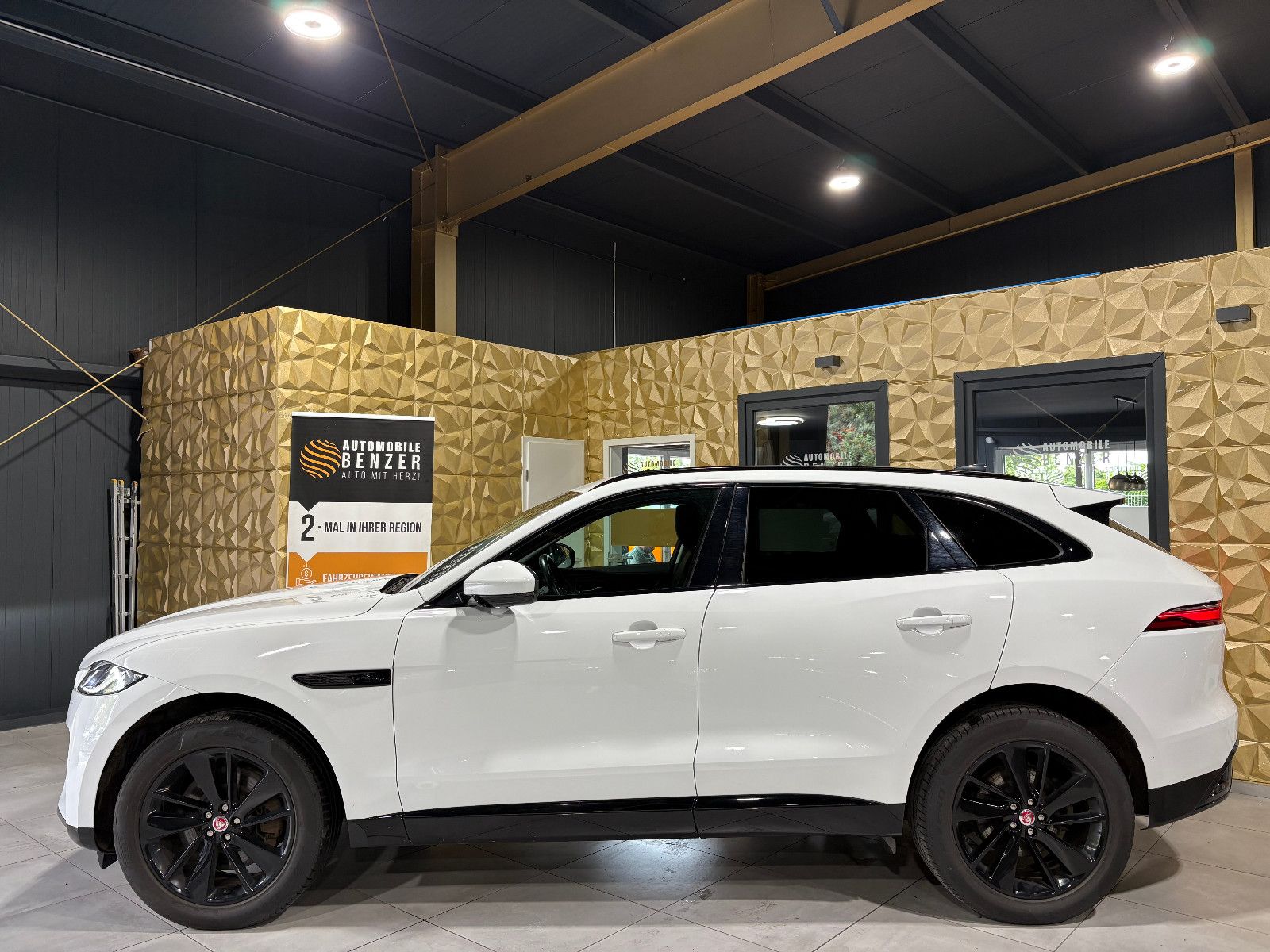 Fahrzeugabbildung Jaguar F-PACE SE AWD/D300/MEMORY/MASSAGE/APPLE/NAVI/KAM
