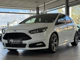 Ford Focus Limousine ST/RECARO/1-HAND/LED/SHZ/SPORT - Ford mit Benzin-Antrieb: Limousine
