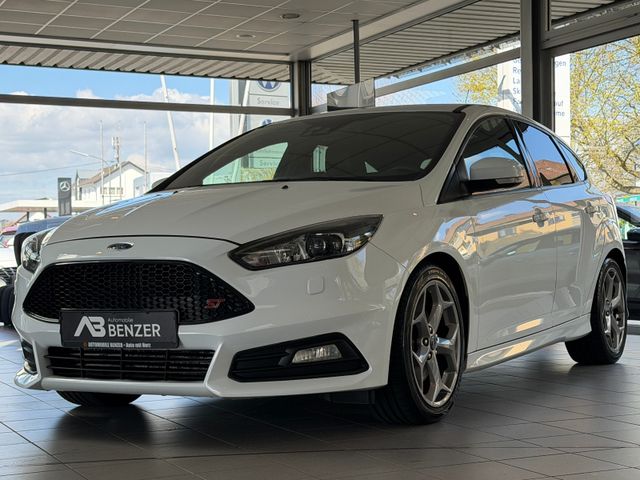 Ford Focus Limousine ST/RECARO/1-HAND/LED/SHZ/SPORT