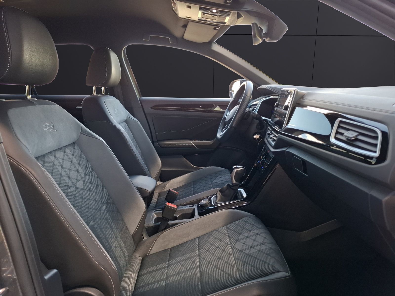 Fahrzeugabbildung Volkswagen T-Roc TSI R-Line DSG 4M Matrix Navi AID ACC Park