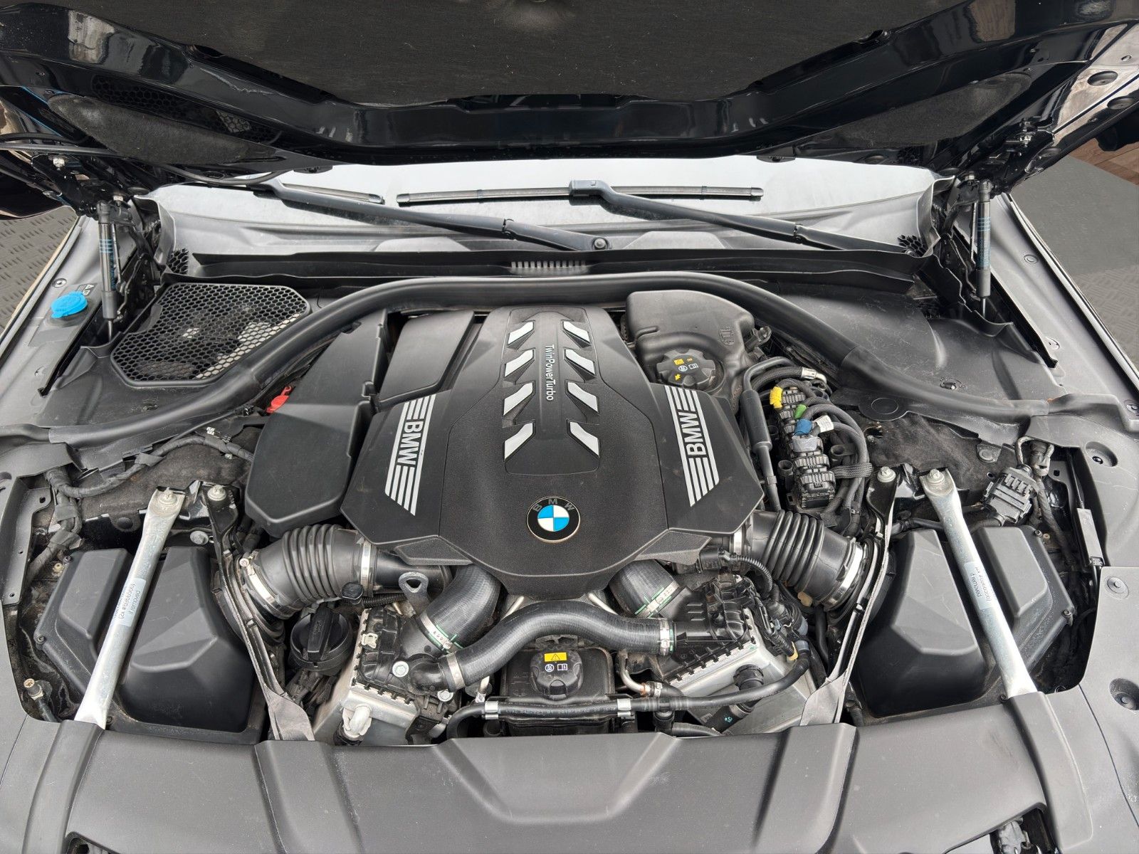 Fahrzeugabbildung BMW 750Li xDrive HUD/Skylounge/H&K/Massage/Luftf.