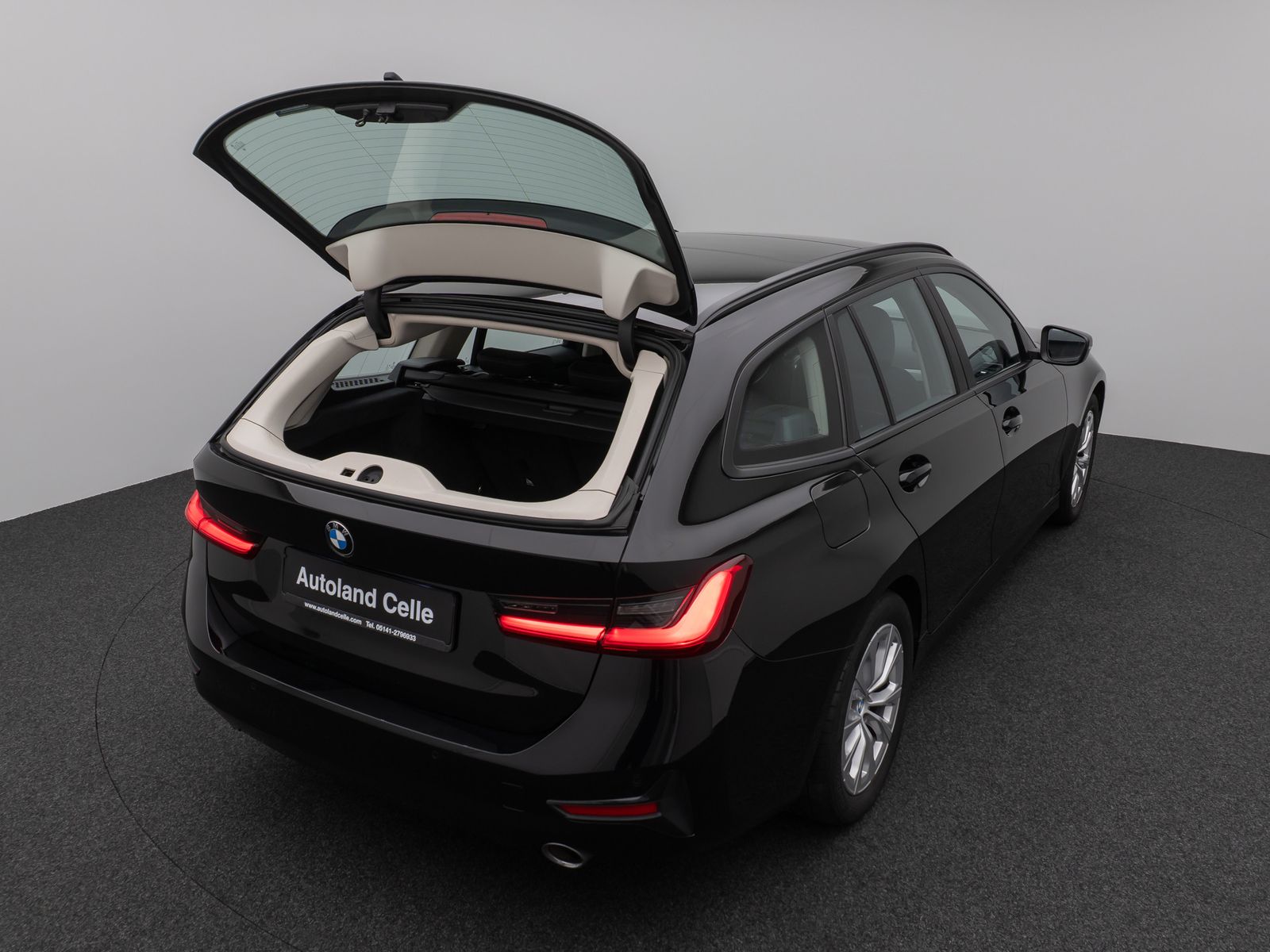 Fahrzeugabbildung BMW 320d Panorama DAB HiFi Lenkrhzg PDC AHK Alarm