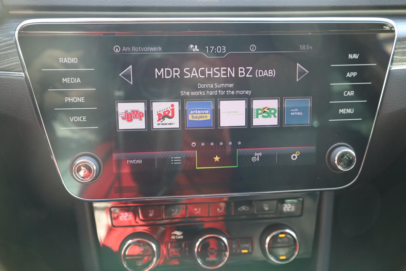 Skoda Superb Combi 2.0 TDI LED AHK Leder Navi Memory