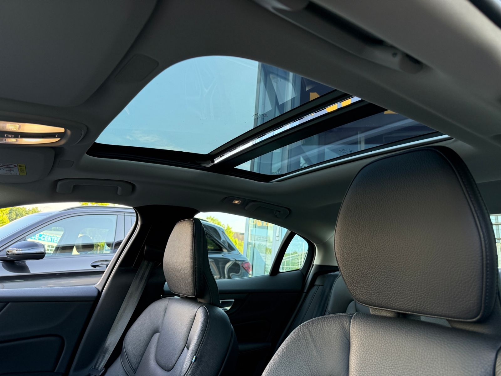 Fahrzeugabbildung Volvo S60 Lim. Plus Dark PANO H/K LED 20"