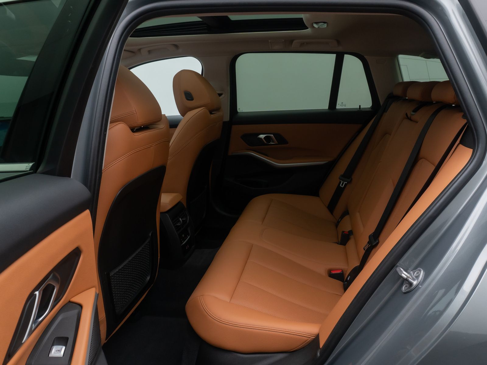 Fahrzeugabbildung BMW 320e Individual DAB HiFi Panorama Sport Leder