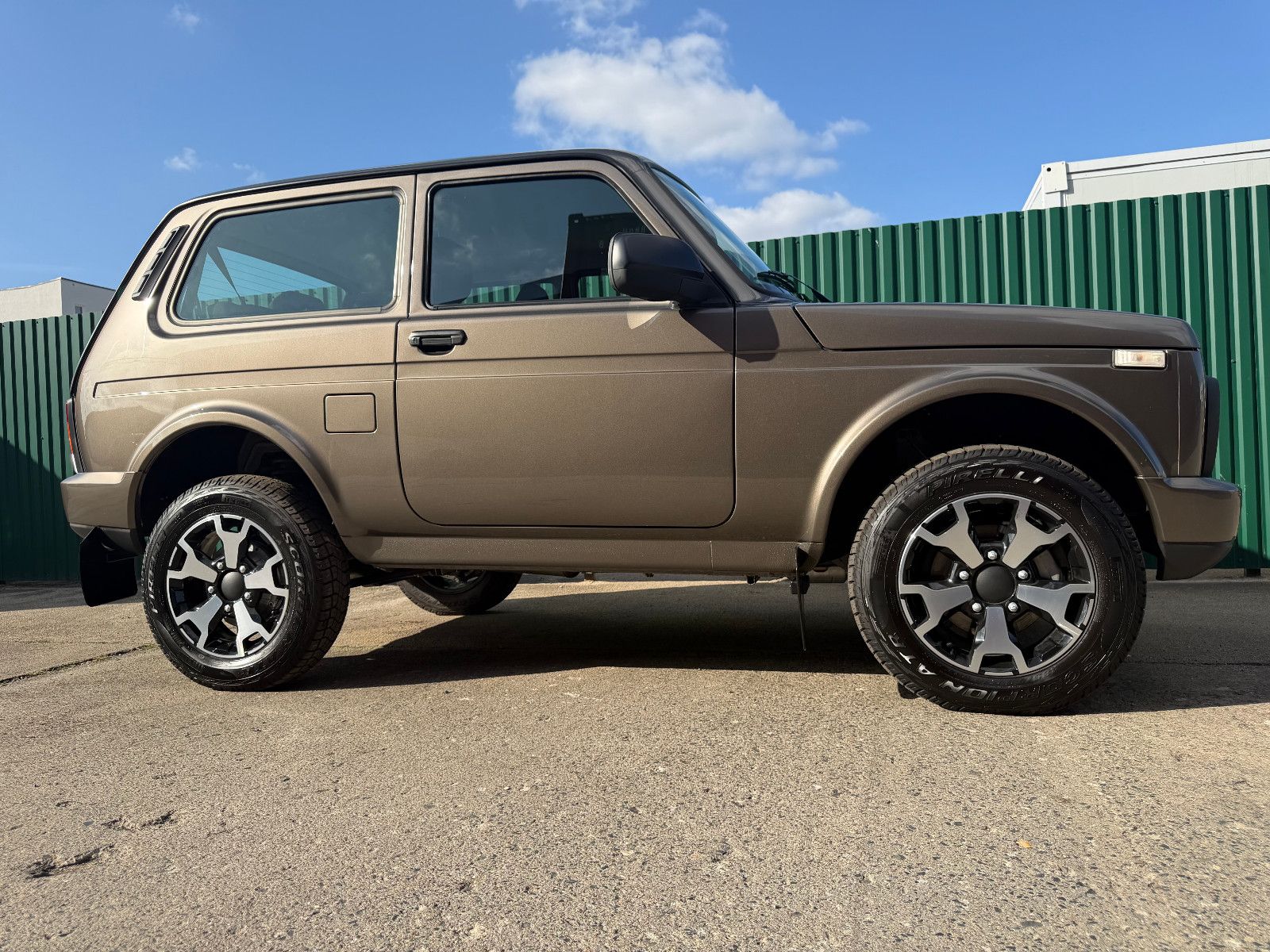 Fahrzeugabbildung Lada Niva LEGEND URBAN "PREMIUM PLUS"!