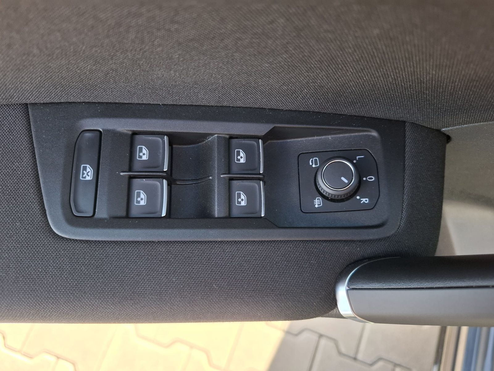 Fahrzeugabbildung Volkswagen Touran 2.0 DSG R-Line High BLACK Pano 7Si IQ AHK