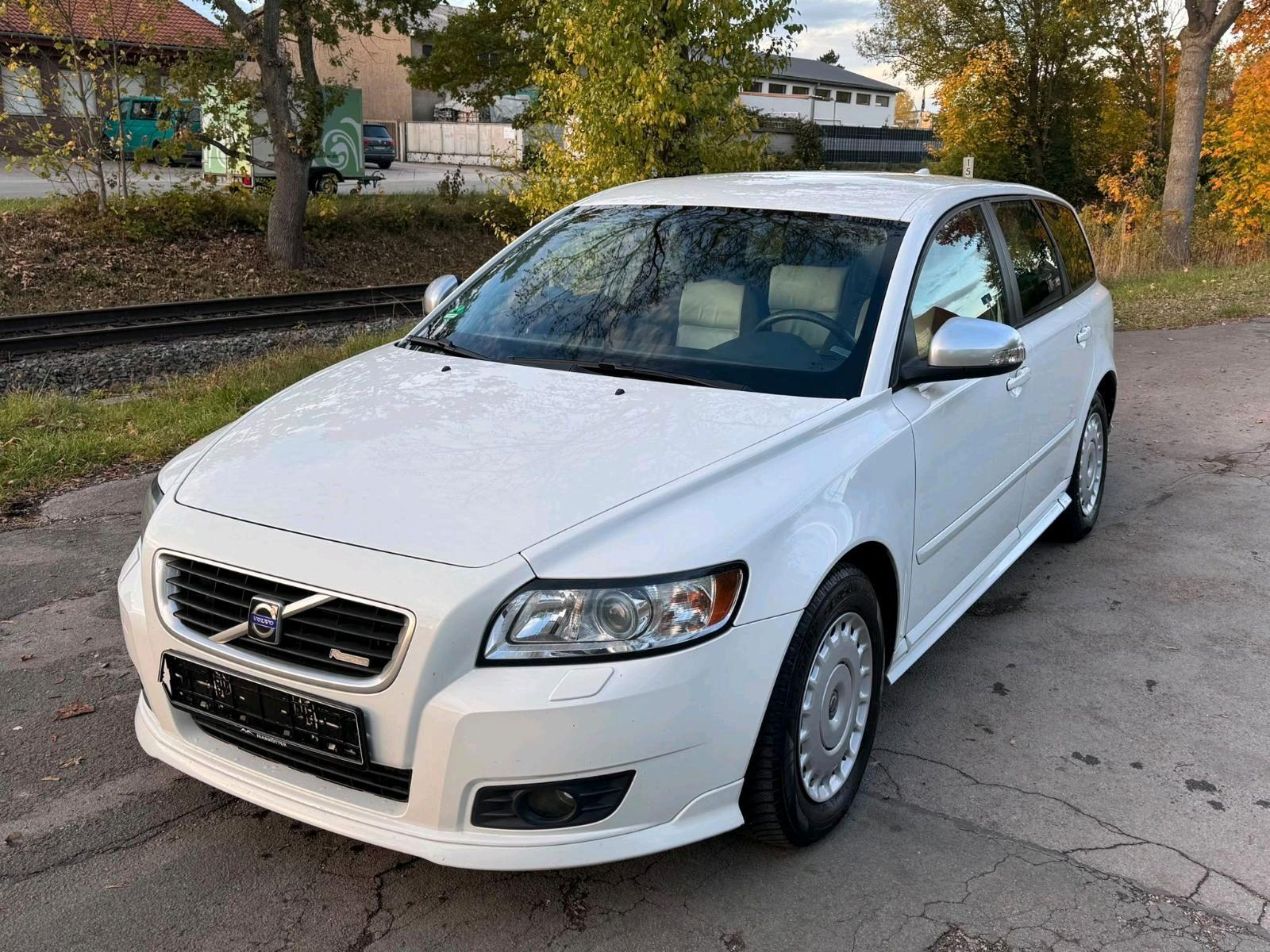 Volvo V50 2011 — rear view