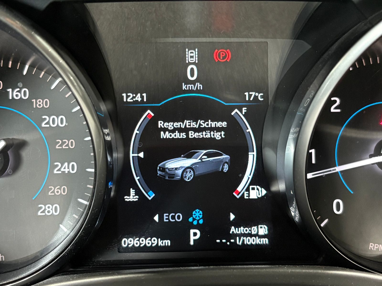 Fahrzeugabbildung Jaguar XE /TEMPOMAT/NAVI/SHZ/KLIMA/BI-XENON/SPURHALTE
