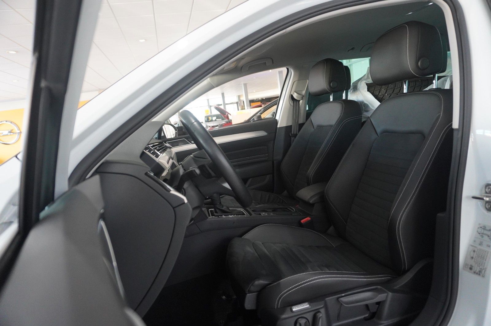 Fahrzeugabbildung Volkswagen Passat Vari. 2.0D R-LINE 4M NAVI/LED/KAMERA/AHK