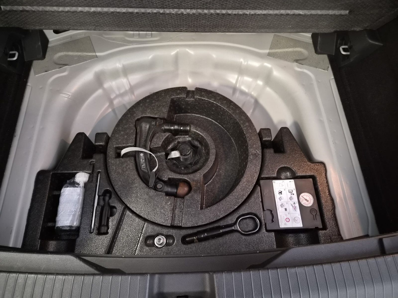 Fahrzeugabbildung Volkswagen T-Roc Life / NAVI / AHK / DIGITAL