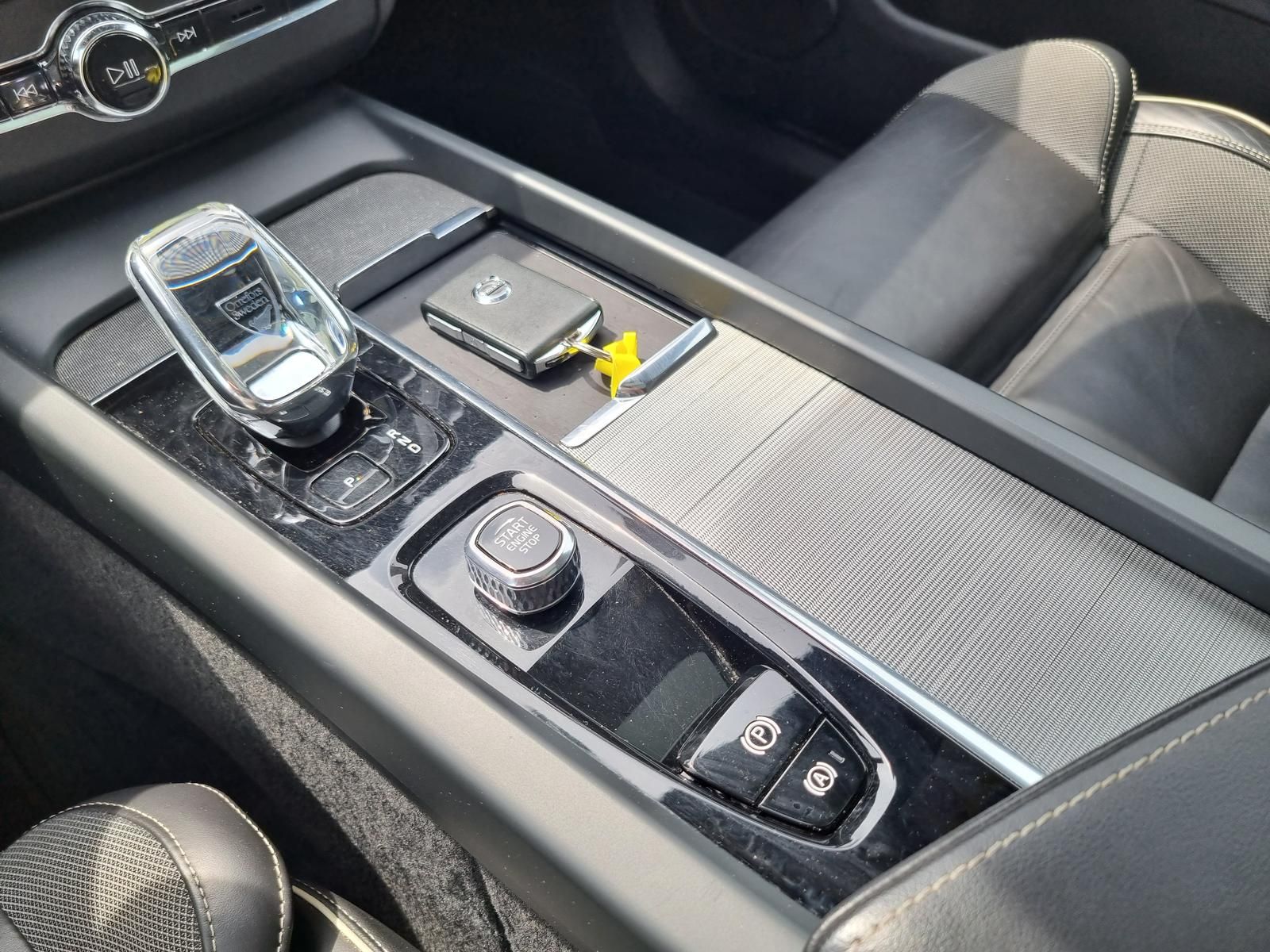 Fahrzeugabbildung Volvo XC60 B5 AWD Ultimate Dark 'Standheizung, 360Cam'