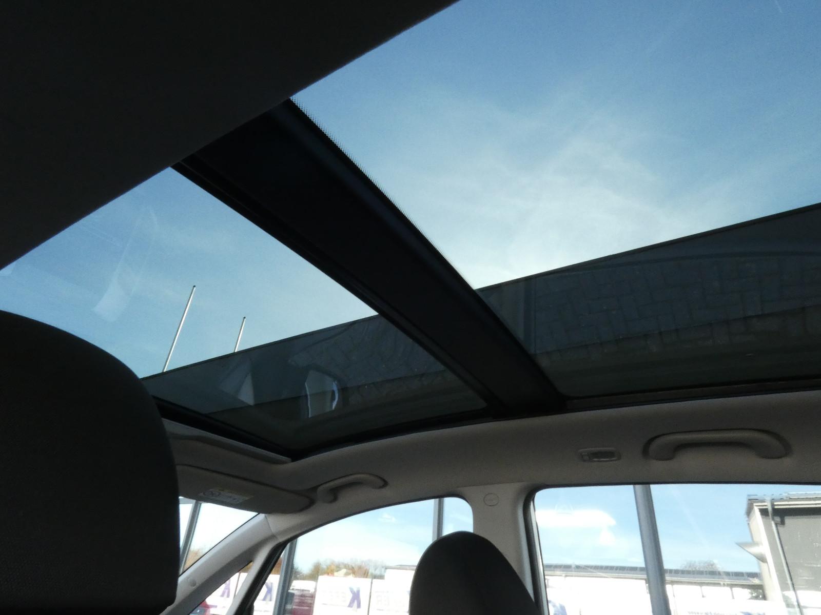 Kia Venga 2015 — photo 13