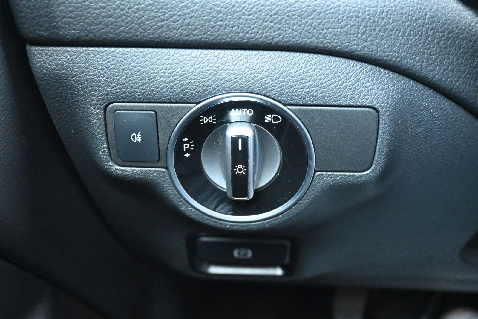 Fahrzeugabbildung Mercedes-Benz GLA 180 Schalter Urban*Navi*RFK*AHK