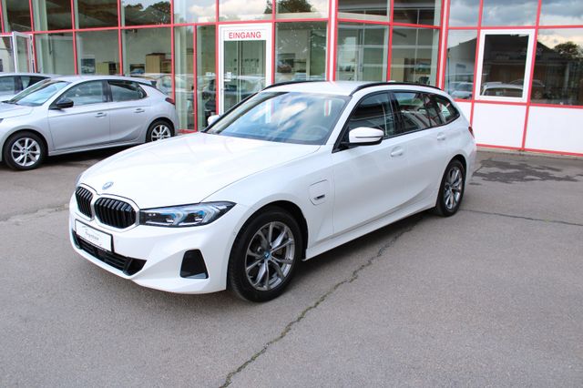 BMW 330e Touring Sport-Automatik, ACC, LED adaptiv
