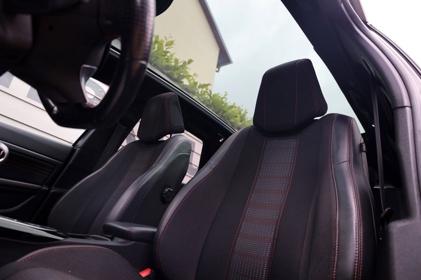 Fahrzeugabbildung Peugeot 308 SW Allure GT-Line T.Leder,Navi,LED,Panorama
