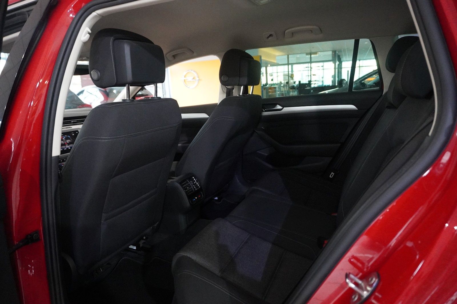 Fahrzeugabbildung Volkswagen Passat Vari. 2.0D COMFORTL. NAVI/LED/SPORT/AHK