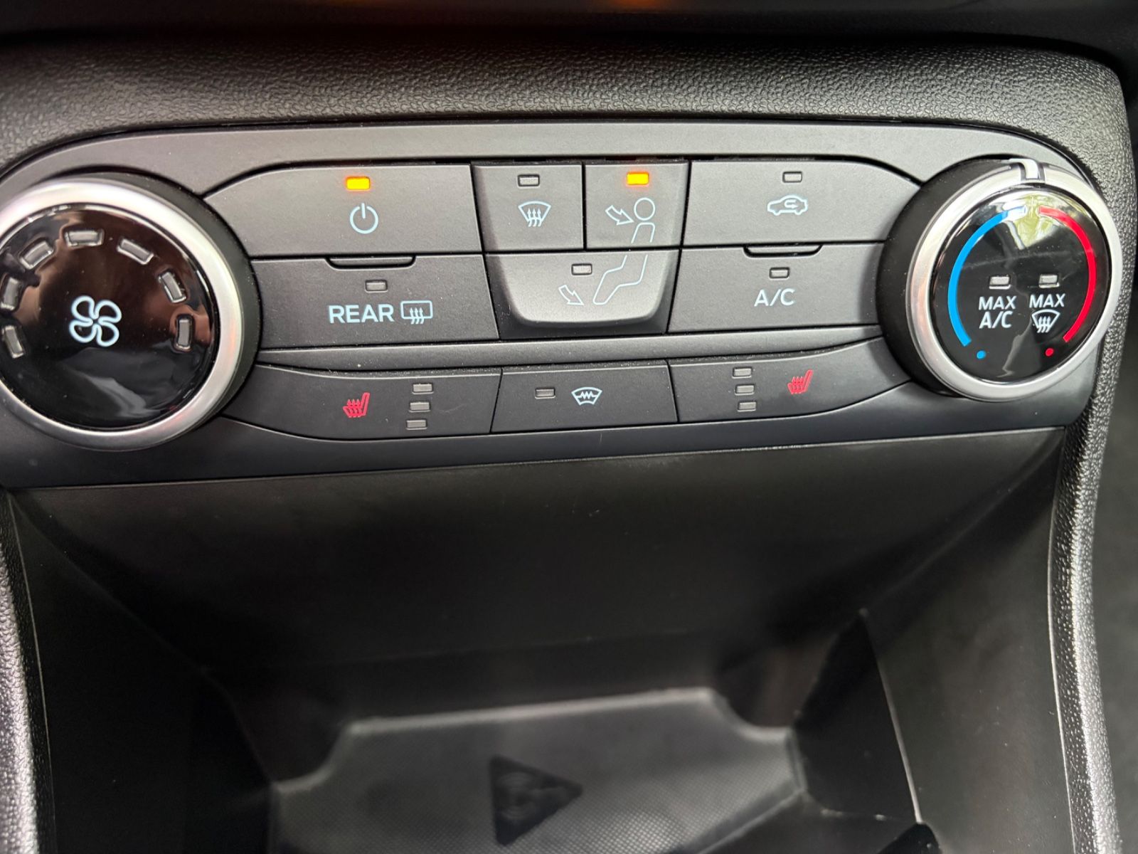 Fahrzeugabbildung Ford Fiesta+CarPlay+1.Hand+Kamera+Panorama+Allwetter+