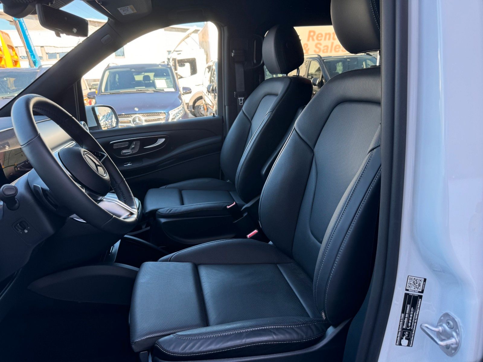 Fahrzeugabbildung Mercedes-Benz V 300 d 4MATIC EXCLUSIVE AMG Tische AHK2,5to