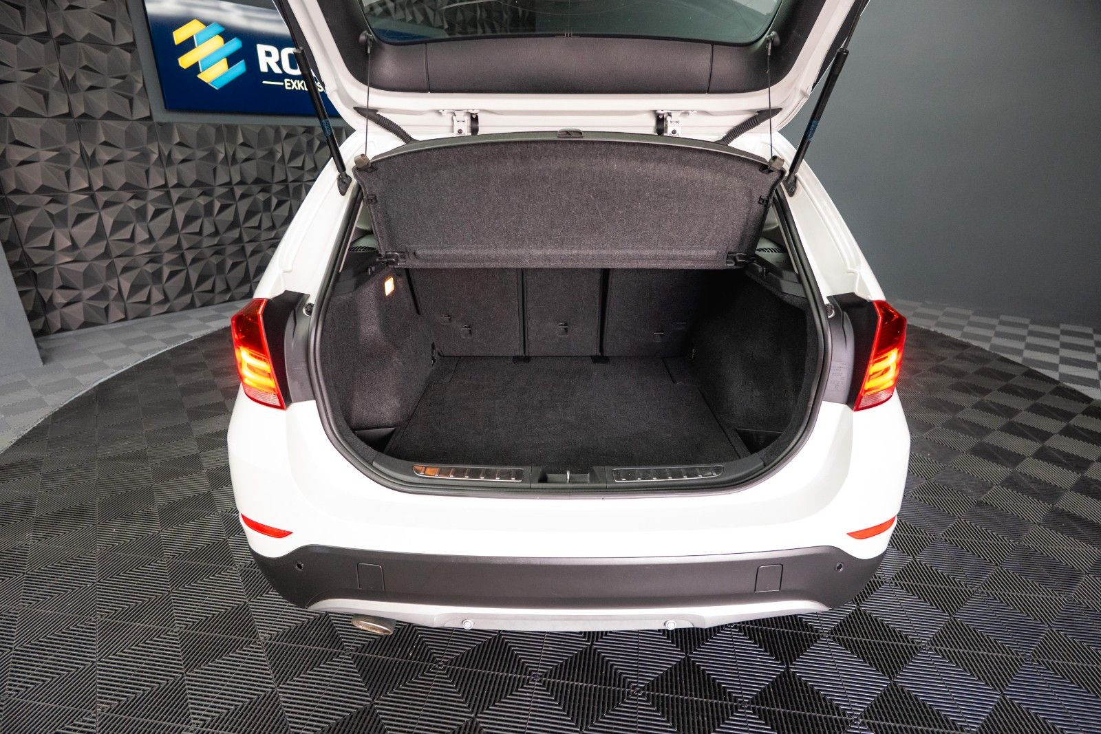 Fahrzeugabbildung BMW X1 xDrive20d Sport Line Autom. Bi-Xenon*Perlmutt